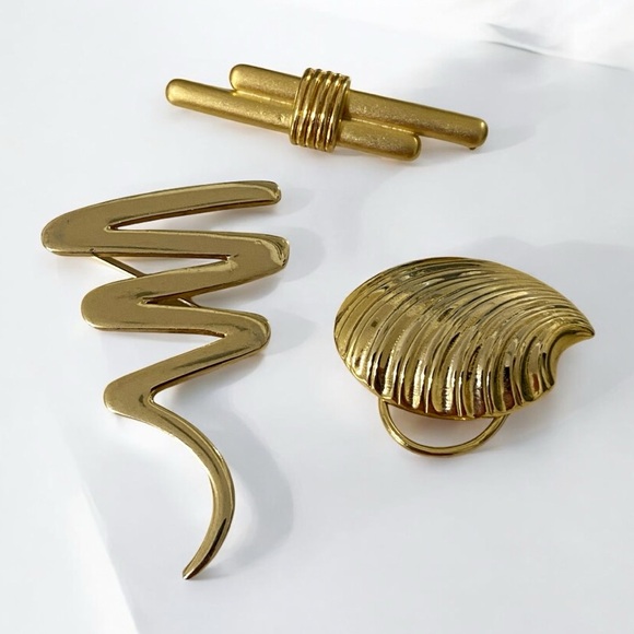 Jewelry - 2 vintage gold tone pins - plus a FREE bonus